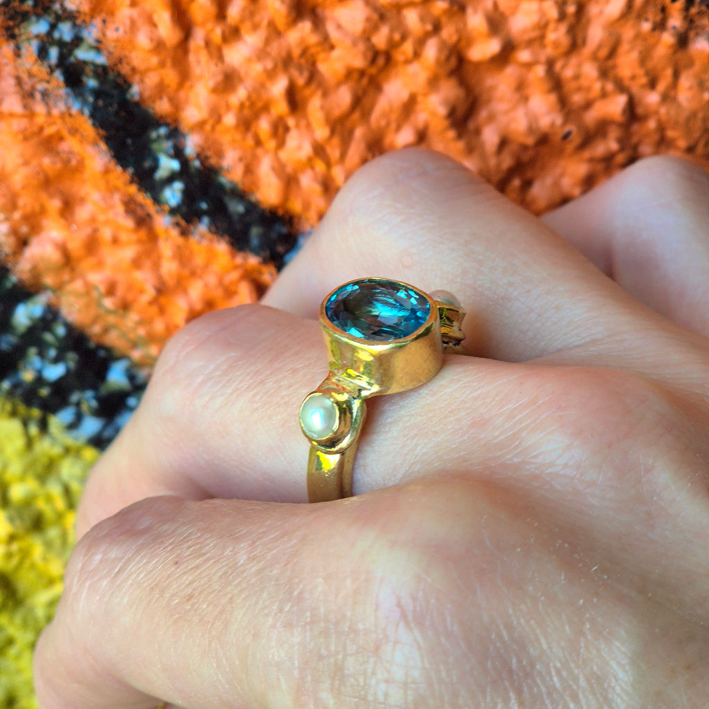 BLUE TOPAZ with pearls ring – oval faceted topaz, freshwater pearl, antique style, size EU – circumference 61 mm, diametar 19,5 mm, US – 9,5