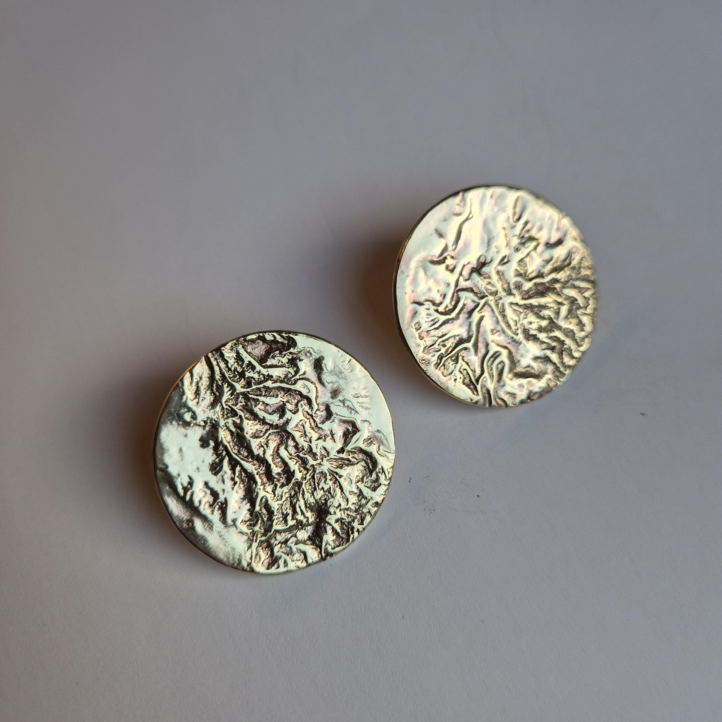 Sun shield collection earrings Lunae 2 – bold, statement, brass, silver, modern, organic, disc